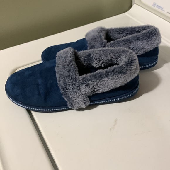 Sketchers Slippers - Picture 2 of 7